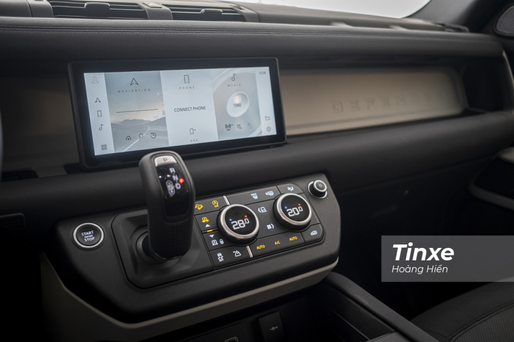 Trên Land Rover Defender 2020, khách hàng sẽ được trang bị màn hình giải trí trung tâm kích thước 10 inch, điều hoà tự động 2 vùng có khả năng lọc ion và lọc bui, cần số bọc da Trên Land Rover Defender 2020, khách hàng sẽ được trang bị màn hình giải trí trung tâm kích thước 10 inch, điều hoà tự động 2 vùng có khả năng lọc ion và lọc bui, cần số bọc da