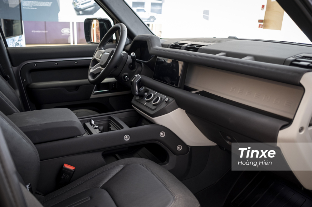 Nội thất bên trong Land Rover Defender 2020 cũng là một sự thay đổi lớn khi nhà sản xuất đã đưa thêm nhiều tiện nghi cũng như thay đổi thiết kế khiến không gian bên trong xe sang trọng, lịch sự hơn. Nội thất bên trong Land Rover Defender 2020 cũng là một sự thay đổi lớn khi nhà sản xuất đã đưa thêm nhiều tiện nghi cũng như thay đổi thiết kế khiến không gian bên trong xe sang trọng, lịch sự hơn.