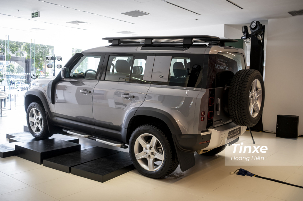 Nhìn từ phía sau, Land Rover Defender 2020 vẫn có những đường nét vuông vắn đặc trưng của mình với cột D dựng thẳng, giá nóc và lốp dự phòng treo phía sau. Nhìn từ phía sau, Land Rover Defender 2020 vẫn có những đường nét vuông vắn đặc trưng của mình với cột D dựng thẳng, giá nóc và lốp dự phòng treo phía sau.