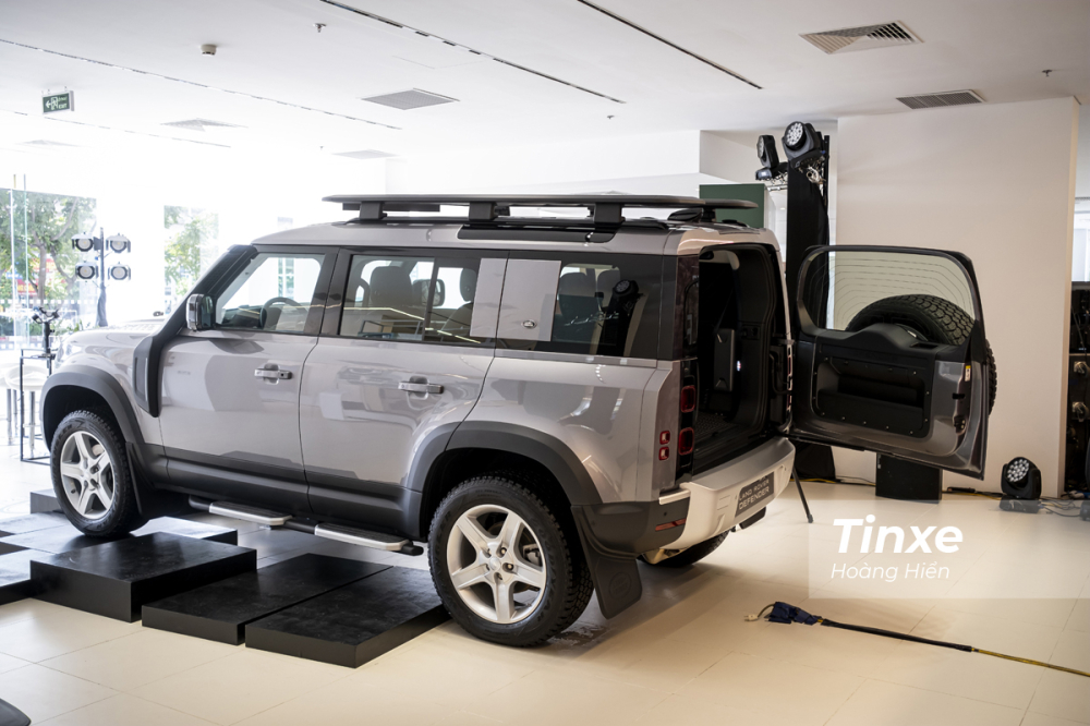 Điểm thú vị là Land Rover Defender 2020 vẫn giữ thiết kế cửa khoang hành lý mở nngang nhưng lại được tích hợp thêm tính năng cửa hít để thuận tiện hơn cho người sử dụng. Điểm thú vị là Land Rover Defender 2020 vẫn giữ thiết kế cửa khoang hành lý mở nngang nhưng lại được tích hợp thêm tính năng cửa hít để thuận tiện hơn cho người sử dụng.