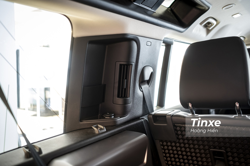 Ở hàng ghế thứ 3, Land Rover Defender 2020 cũng được trang bị cửa gió điều hoà. Ở hàng ghế thứ 3, Land Rover Defender 2020 cũng được trang bị cửa gió điều hoà.