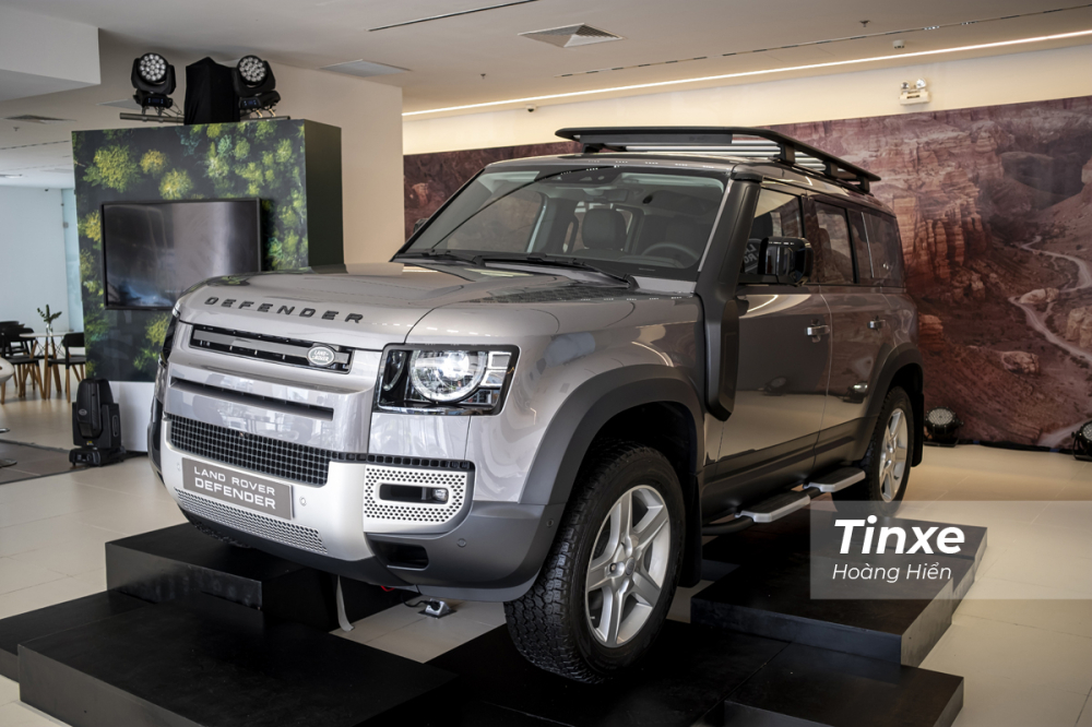 Về mặt kích thước, Land Rover Defender 2020 sở hữu các số đo DxRxC tương ứng là 5.018 x 2.105 x 1.967mm cùng với chiều dài trục cơ sở đạt mức 3.022mm. Về mặt kích thước, Land Rover Defender 2020 sở hữu các số đo DxRxC tương ứng là 5.018 x 2.105 x 1.967mm cùng với chiều dài trục cơ sở đạt mức 3.022mm.
