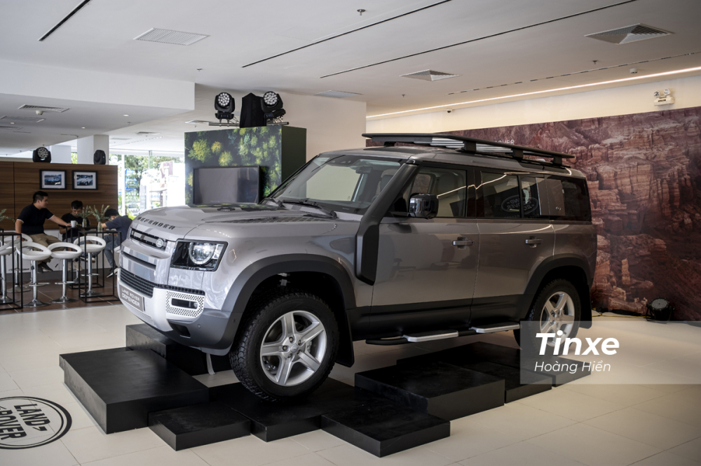 Land Rover Defender 2020 đã thay đổi khá nhiều trong thiết kế bên ngoài của xe khi những đường nét vuông vắn mang tính biểu tượng trước đây của dòng xe SUV việt dã hạng sang này. Thay vào đó là những nét bo mềm mại hơn, gần với xu hướng thiết kế gần đây của ngành công nghiệp ô tô. Land Rover Defender 2020 đã thay đổi khá nhiều trong thiết kế bên ngoài của xe khi những đường nét vuông vắn mang tính biểu tượng trước đây của dòng xe SUV việt dã hạng sang này. Thay vào đó là những nét bo mềm mại hơn, gần với xu hướng thiết kế gần đây của ngành công nghiệp ô tô.