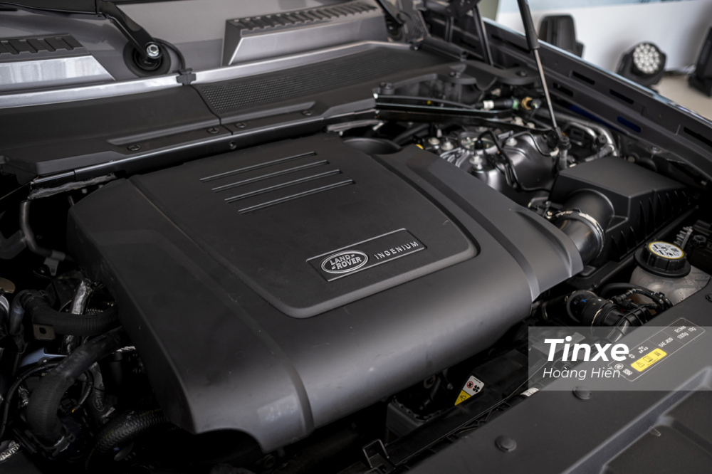 Cung cấp sức mạnh cho Land Rover Defender 2020 là khối động cơ Ignenium với hai tuỳ chọn bao gồm động cơ 6 xi-lanh thẳng hàng với một hệ thống hybrid hỗ trợ cho công suất cực đại 400PS và mô men xoắn cực đại 550Nm và một động cơ xăng 2 lít tăng áp công suất 300PS và mô-men xoắn cực đại 400 Nm. Cung cấp sức mạnh cho Land Rover Defender 2020 là khối động cơ Ignenium với hai tuỳ chọn bao gồm động cơ 6 xi-lanh thẳng hàng với một hệ thống hybrid hỗ trợ cho công suất cực đại 400PS và mô men xoắn cực đại 550Nm và một động cơ xăng 2 lít tăng áp công suất 300PS và mô-men xoắn cực đại 400 Nm.