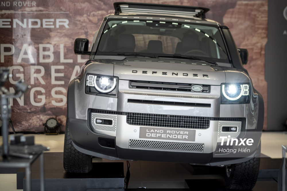 Tuy nhiên, không vì thế mà Land Rover Defender mất đi vẻ ngoài mạnh mẽ bởi các kỹ sư của Land Rover vẫn giữ những đường nét vuông vắn thông qua lưới tản nhiệt, cản trước và phần đuôi xe. Tuy nhiên, không vì thế mà Land Rover Defender mất đi vẻ ngoài mạnh mẽ bởi các kỹ sư của Land Rover vẫn giữ những đường nét vuông vắn thông qua lưới tản nhiệt, cản trước và phần đuôi xe.