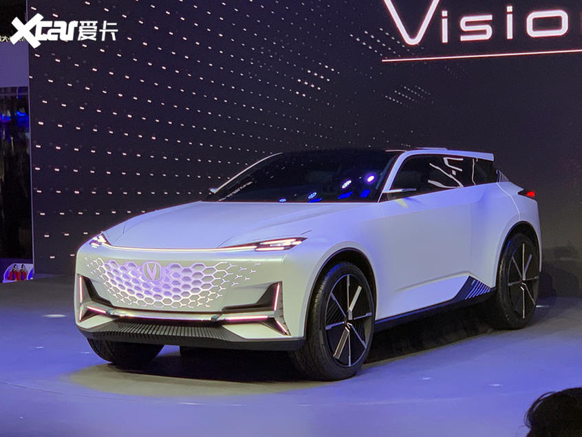 Changan Vision-V là một mẫu concept rất đẹp mắt vừa được giới thiệu tại Triển lãm Ô tô Bắc Kinh 2020. Phần đầu xe có dải đèn pha mỏng, và nhiều dọc đèn trang trí tinh tế, thậm chí lưới tản nhiệt cũng phát sáng.