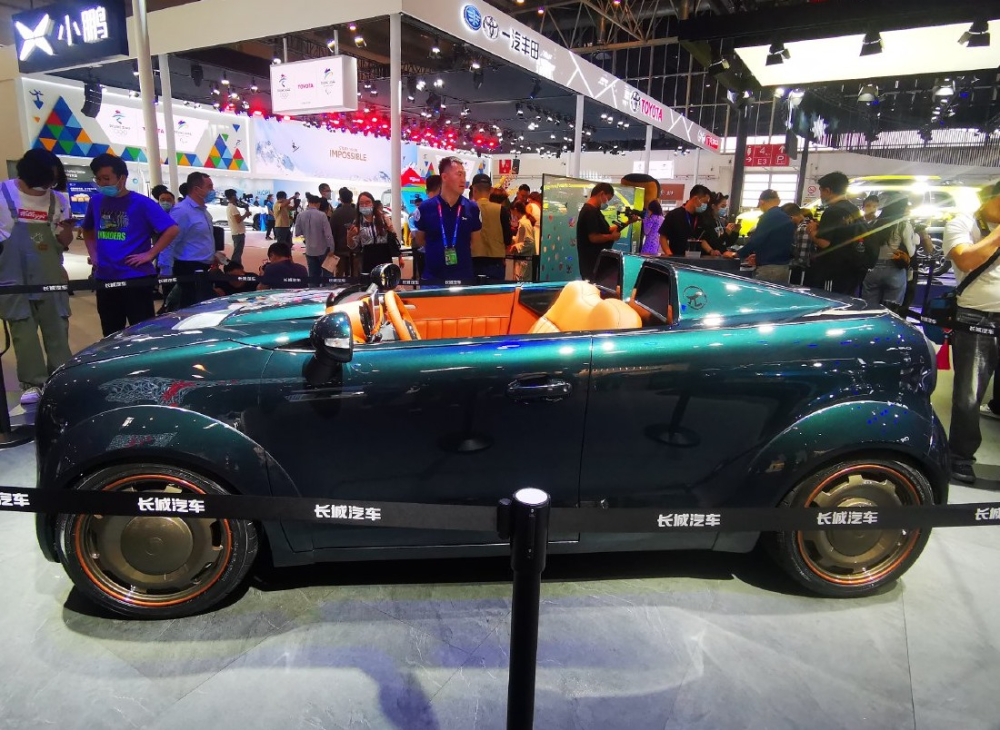 ORA Black Cat Speedster tr&ocirc;ng vừa vu&ocirc;ng vắn vừa tr&ograve;n trịa, v&agrave; g&acirc;y ấn tượng khi loại bỏ hết n&oacute;c, cửa sổ v&agrave; k&iacute;nh chắn gi&oacute;