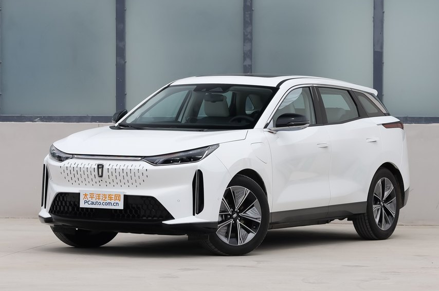Phía đầu xe SUV Bestune E01 có cụm đèn mỏng, nối liền nhau bằng dải đèn giữa và thiếu vắng lưới tản nhiệt truyền thống