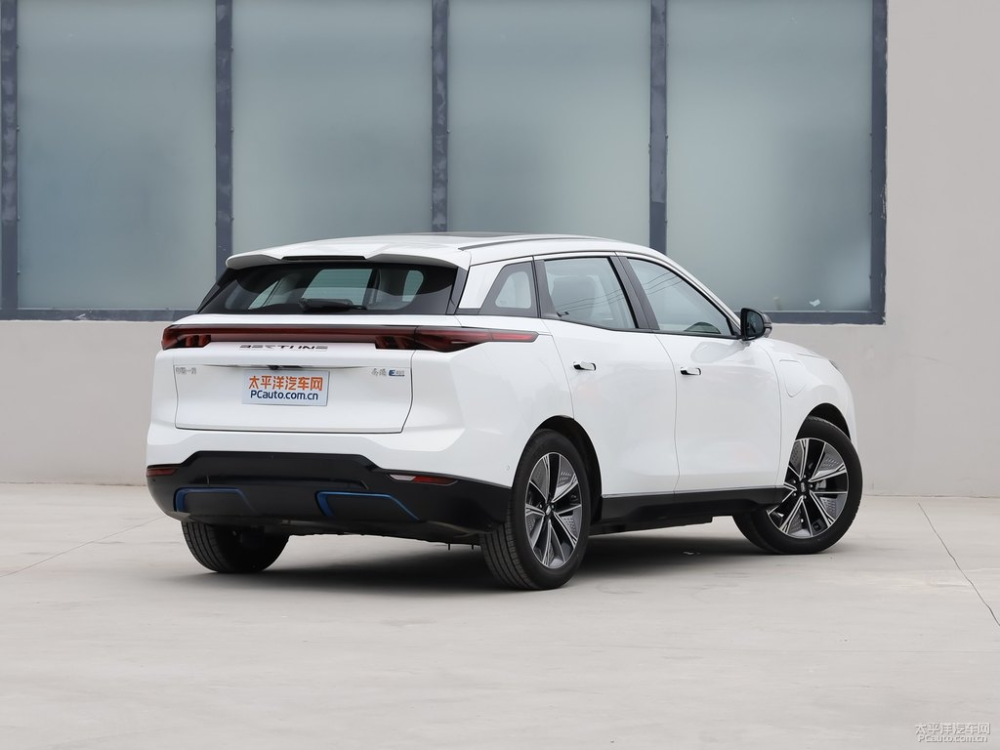 Phía đuôi xe Bestune E01 có áp dụng thiết kế dải đèn hậu thanh dài đang thịnh hành ở nhiều SUV khác