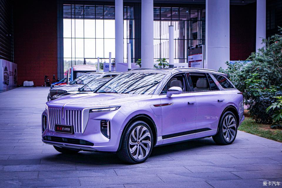 Hồng Kỳ E-HS9 chạy hoàn toàn bằng điện Hồng Kỳ E-HS9 chạy hoàn toàn bằng điện