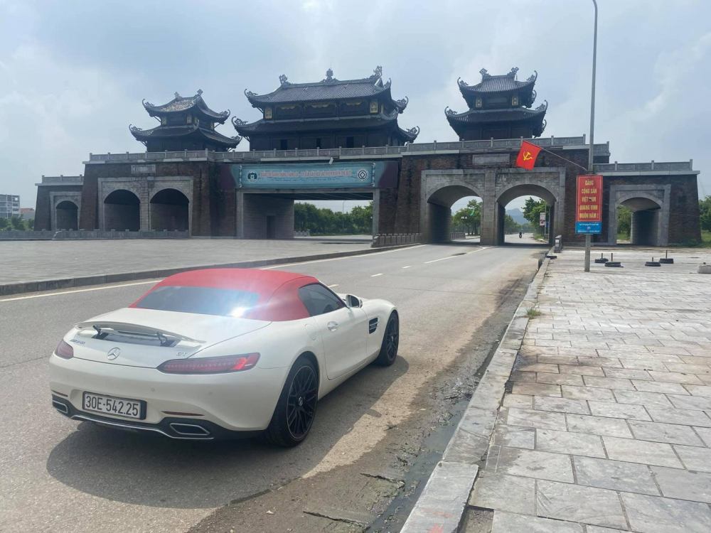 Mercedes-AMG GT Roadster có thời gian mở mui khoảng 15 giây Mercedes-AMG GT Roadster có thời gian mở mui khoảng 15 giây