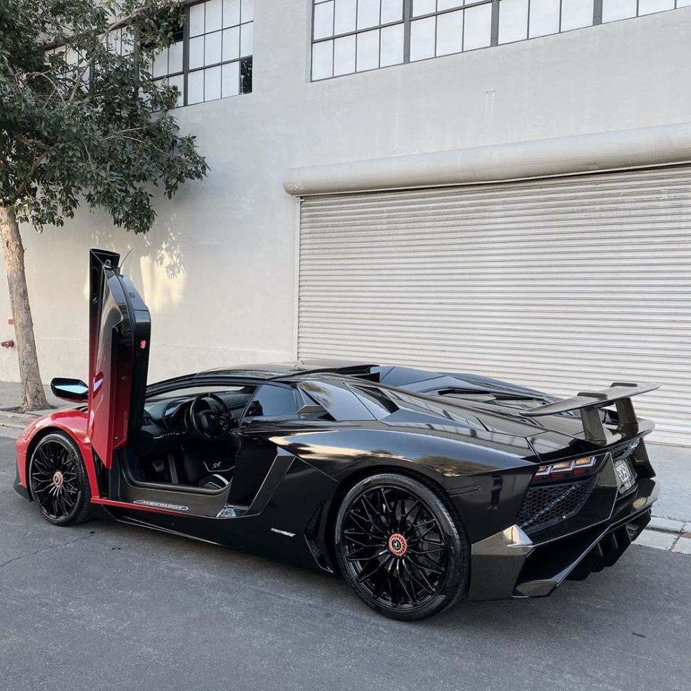 Lamborghini Aventador LP750-4 SV Roadster có mái nhà được chia thành 2 phần riêng biệt Lamborghini Aventador LP750-4 SV Roadster có mái nhà được chia thành 2 phần riêng biệt