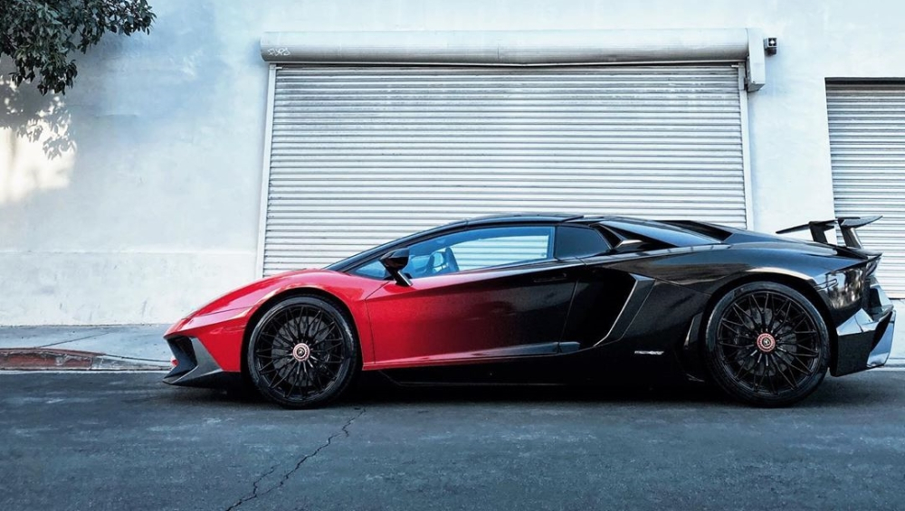 Cận cảnh bộ áo đỏ và đen trên Lamborghini Aventador LP750-4 SV Roadster của Chris Brown Cận cảnh bộ áo đỏ và đen trên Lamborghini Aventador LP750-4 SV Roadster của Chris Brown