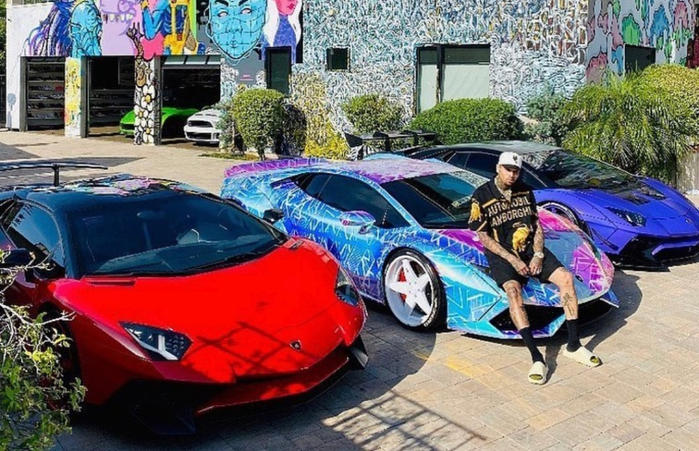 Chris Brown cùng 3 chiếc Lamborghini. Ngoài cùng bên phải và trái lần lượt là Lamborghini Aventador LP750-4 SV Coupe và Lamborghini Aventador LP750-4 SV Roadster, chính giữa là Lamborghini Huracan Chris Brown cùng 3 chiếc Lamborghini. Ngoài cùng bên phải và trái lần lượt là Lamborghini Aventador LP750-4 SV Coupe và Lamborghini Aventador LP750-4 SV Roadster, chính giữa là Lamborghini Huracan