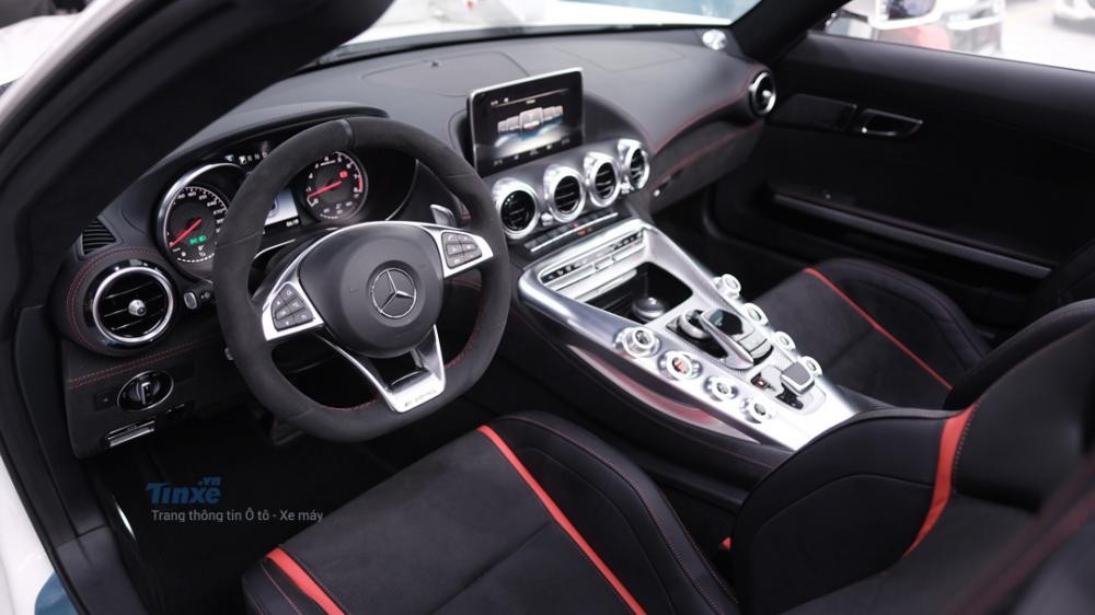Đây là nội thất của Mercedes-AMG GT Roadster có một không hai tại Việt Nam