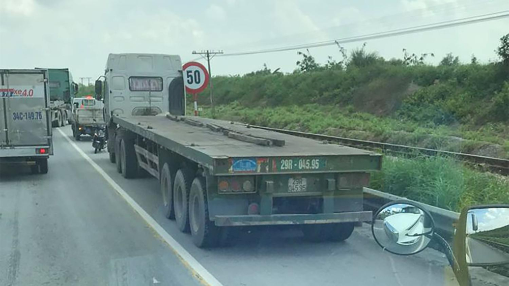 Sau tai nạn, xe đầu kéo lưu thông một đoạn dài rồi mới dừng lại hẳn