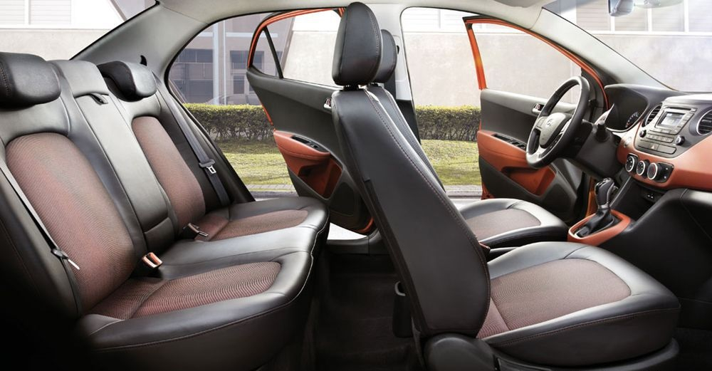 Ghế Hyundai i10 nguy&ecirc;n bản được bọc da pha nỉ ở phi&ecirc;n bản số tự động.