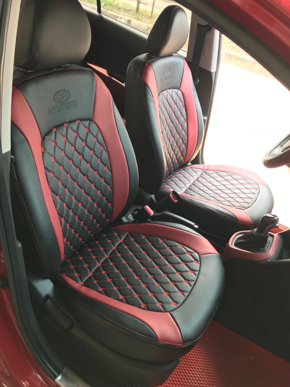 Ghế bọc đỏ đen kết hợp vừa sạch sẽ vừa c&aacute; t&iacute;nh