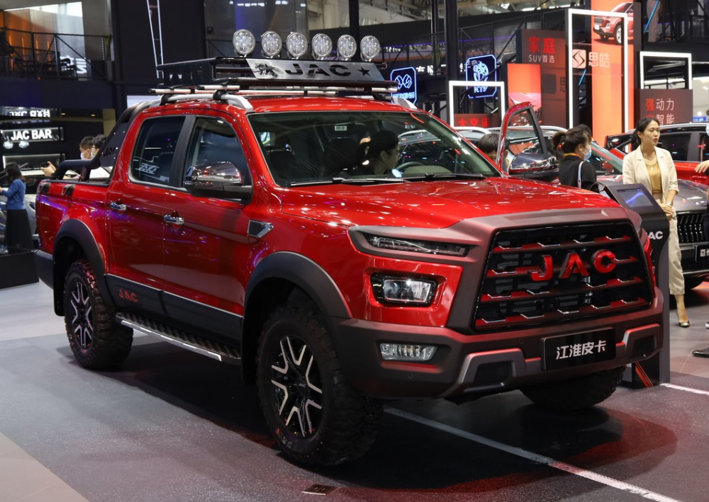 Phần đầu xe JAC Shuailing T9 mang thiết kế hầm hố với lưới tản nhiệt hình thang lớn, có chữ JAC to rõ tại vị trí trung tâm Phần đầu xe JAC Shuailing T9 mang thiết kế hầm hố với lưới tản nhiệt hình thang lớn, có chữ JAC to rõ tại vị trí trung tâm