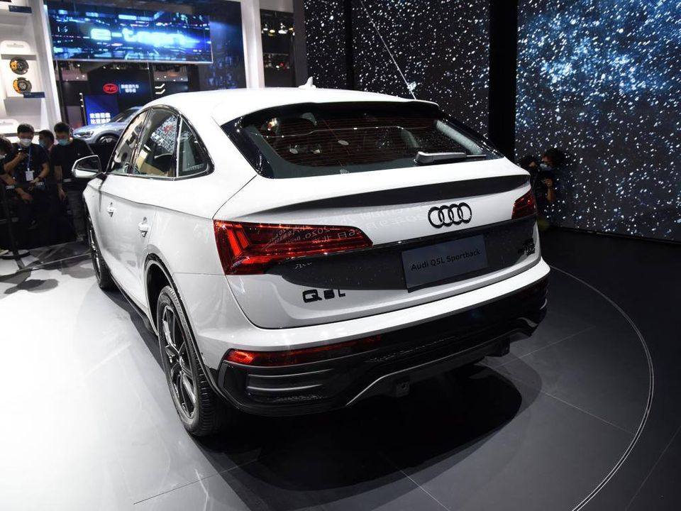 Thiết kế đu&ocirc;i xe của Audi Q5L Sportback 2021