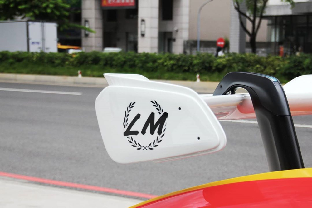 Logo LM b&ecirc;n h&ocirc;ng c&aacute;nh gi&oacute; đu&ocirc;i