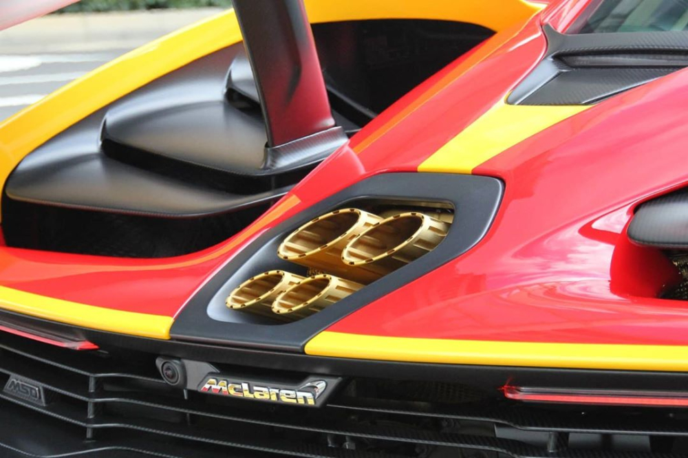  4 ống xả của McLaren Senna phi&ecirc;n bản LeMans đều được mạ v&agrave;ng 24k. 