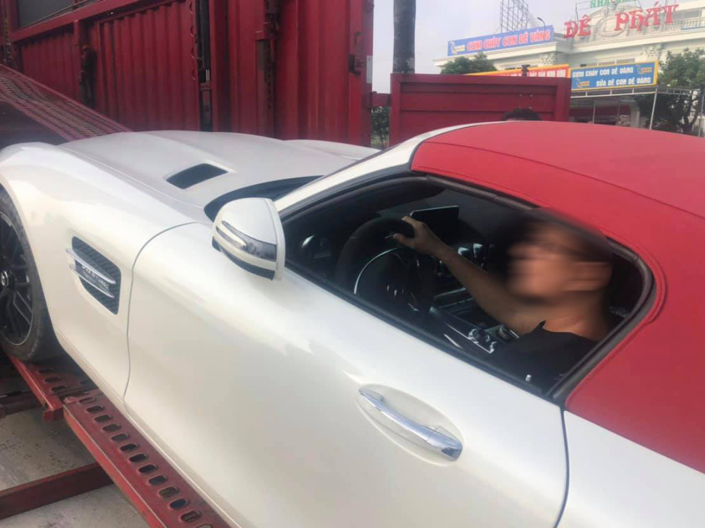 Doanh nhân Sài thành tự tay lái siêu xe mui trần Mercedes-AMG GT Roadster lên xe lồng Doanh nhân Sài thành tự tay lái siêu xe mui trần Mercedes-AMG GT Roadster lên xe lồng
