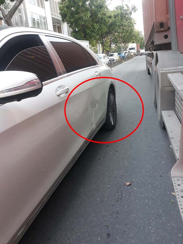 Thiệt hại của chiếc xe siêu sang Mercedes-Maybach S-Class là bị móp và thủng lỗ bên hông cửa xe phía sau
