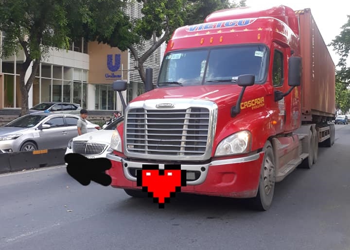 Chiếc xe container xảy ra va chạm với xe siêu sang Mercedes-Maybach S-Class chạy cùng chiều
