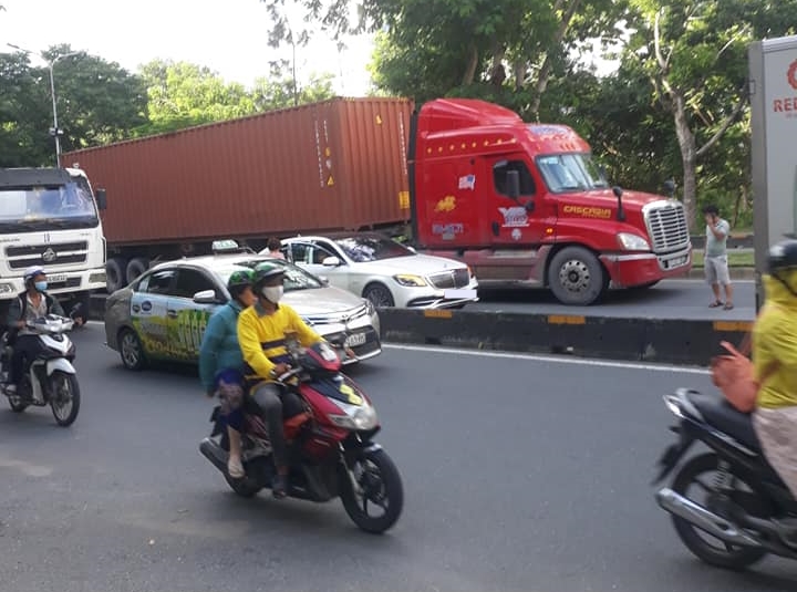 Hiện trường vụ xe siêu sang Mercedes-Maybach S-Class đời mới va chạm với xe container