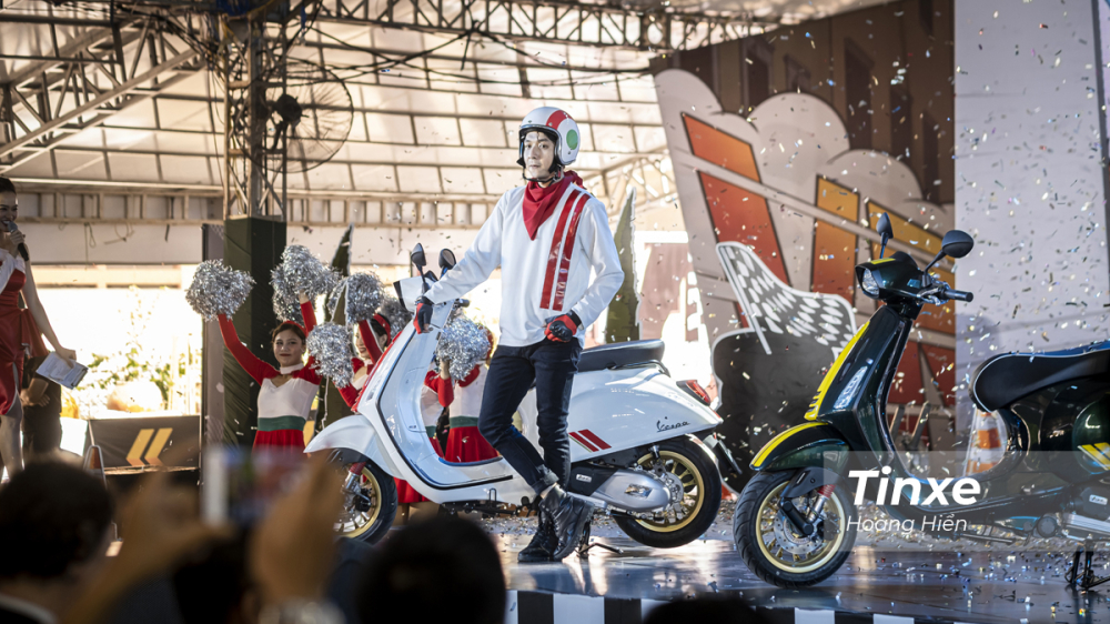 Với hai màu White Innocenza và Green Bosco, Vespa Sprint và Vespa GTS Racing Sixties khoác lên mình dáng vẻ hoàn toàn mới. Với hai màu White Innocenza và Green Bosco, Vespa Sprint và Vespa GTS Racing Sixties khoác lên mình dáng vẻ hoàn toàn mới.