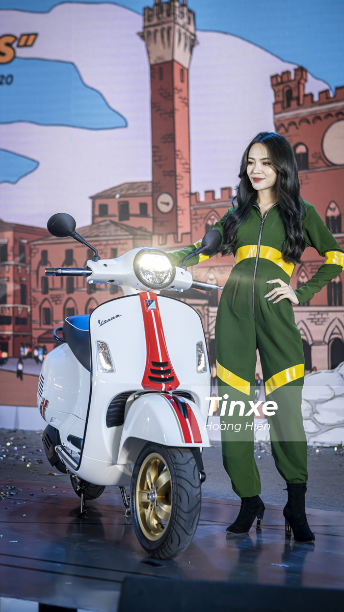 Với việc bổ sung thêm phiên bản đặc biệt, Piaggio Việt Nam mang tới thêm sự lựa chọn cho những khách hàng yêu thích dòng xe Vespa. Với việc bổ sung thêm phiên bản đặc biệt, Piaggio Việt Nam mang tới thêm sự lựa chọn cho những khách hàng yêu thích dòng xe Vespa.