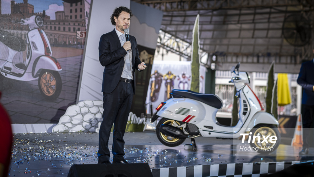 Ông Mickael Orain - Tổng giám đốc Piaggio Việt Nam - giới thiệu về bộ đôi đặc biệt Vespa Racing Sixties. Ông Mickael Orain - Tổng giám đốc Piaggio Việt Nam - giới thiệu về bộ đôi đặc biệt Vespa Racing Sixties.
