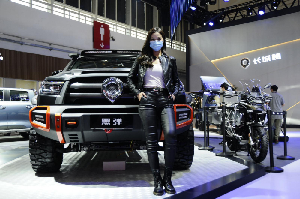 Phía đầu xe có một tấm cản va cứng cáp, và một logo cực lớn, nổi bật ở trung tâm lưới tản nhiệt Phía đầu xe có một tấm cản va cứng cáp, và một logo cực lớn, nổi bật ở trung tâm lưới tản nhiệt