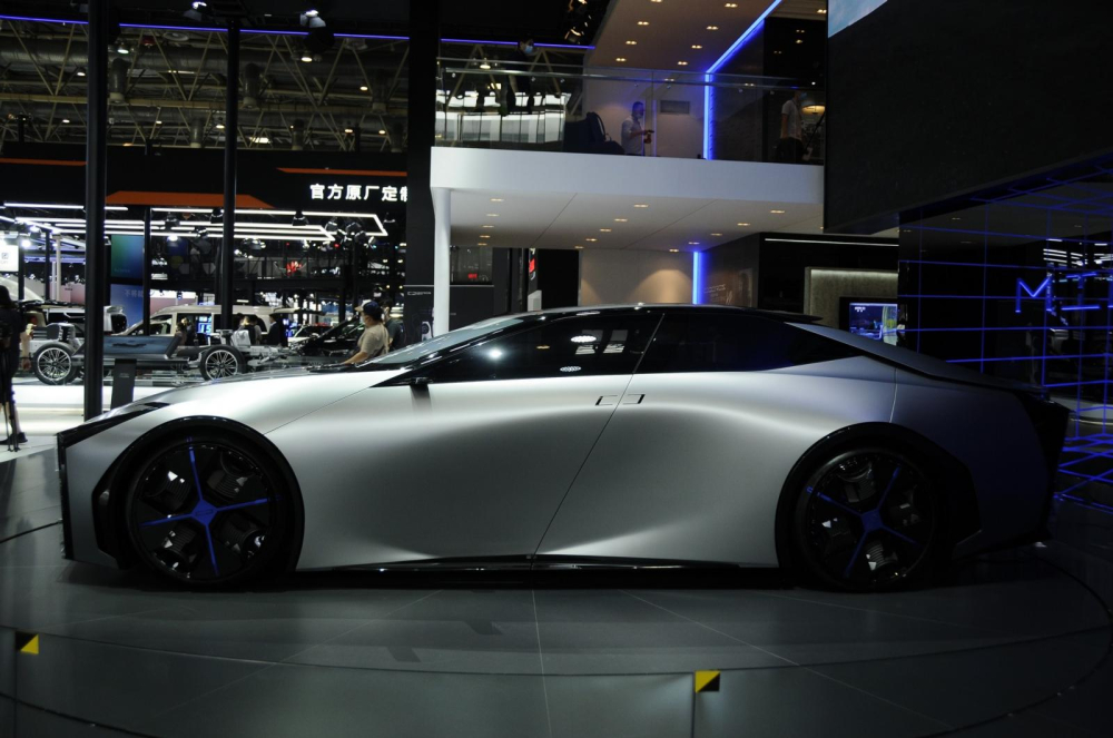 Bên sườn của mẫu concept Qoros Milestone