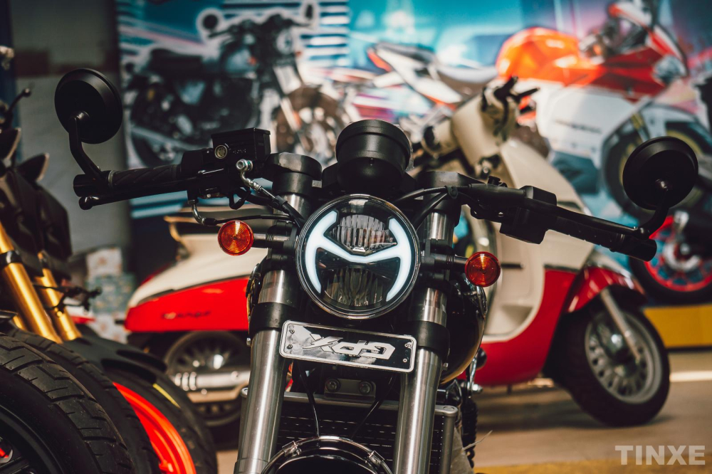 Bộ đèn pha tròn khá điệu trên GPX Legend 250 Twin Bộ đèn pha tròn khá điệu trên GPX Legend 250 Twin