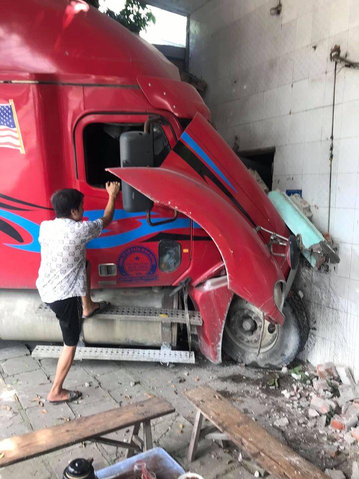 Chiếc xe container bị vỡ nát phần đầu xe