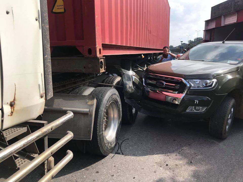 Hiện trường vụ tai nạn giữa chiếc xe bán tải và xe container