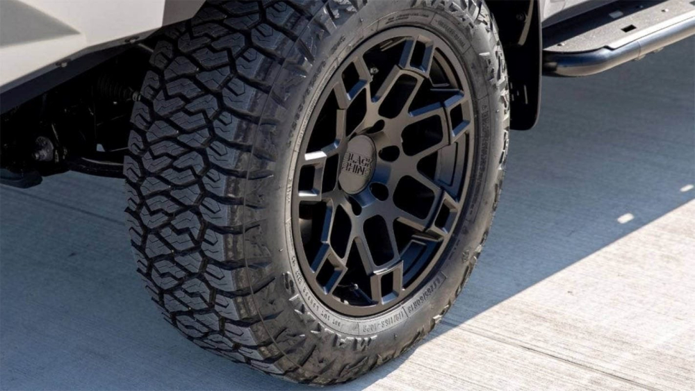 Bộ vành Rhino 18 inch màu đen của Toyota Hilux Mako 2021
