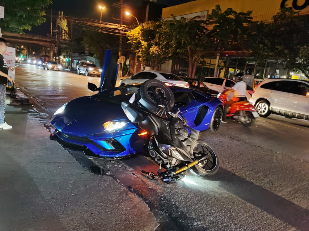 Hình ảnh vụ tai nạn giao thông được người đi đường chụp lại và chia sẻ lên mạng xã hội Hình ảnh vụ tai nạn giao thông được người đi đường chụp lại và chia sẻ lên mạng xã hội