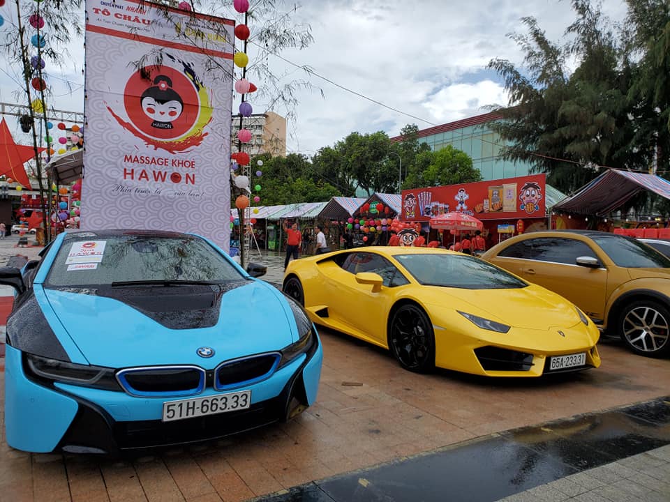 Từ trái sang là BMW i8, Lamborghini Huracan LP580-2 màu vàng và Volkswagen Beetle Dune