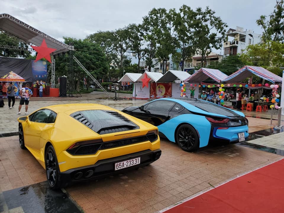 Năm nay người dần Cần Thơ rước đèn tháng 8 âm lịch khá lớn với siêu xe Lamborghini Huracan LP580-2 và BMW i8