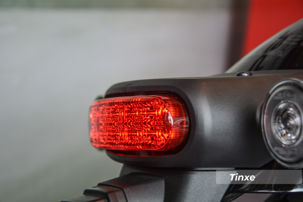 Đèn hậu LED Oval cá tính