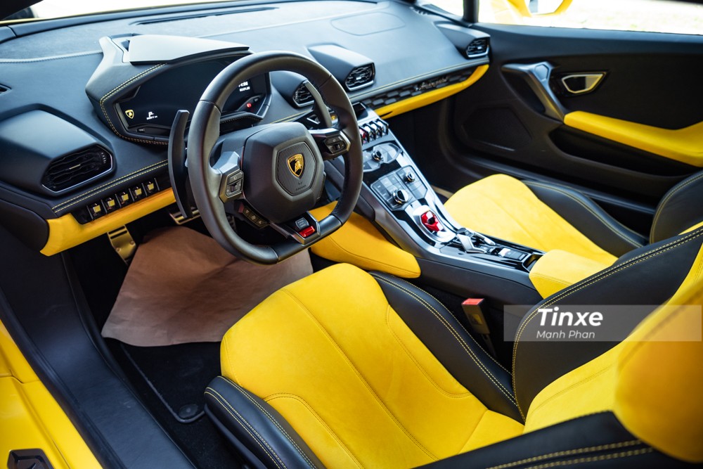 Còn đây là nội thất chiếc Lamborghini Huracan LP580-2 ở Cần Thơ