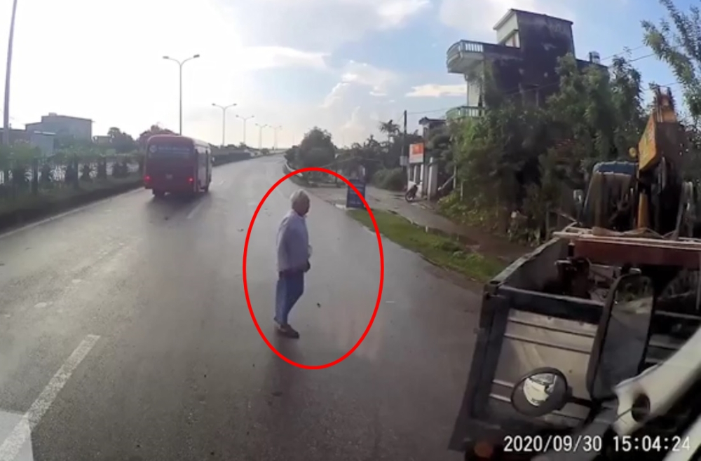 V&agrave; nguy&ecirc;n nh&acirc;n l&agrave; do n&eacute; một cụ &ocirc;ng đang đi bộ qua đường tr&ecirc;n QL3B
