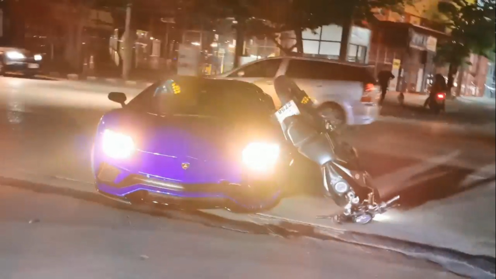 Lúc xảy ra tai nạn, bên trong siêu xe Lamborghini Aventador S có 2 người và mang Quốc tịch Trung Quốc Lúc xảy ra tai nạn, bên trong siêu xe Lamborghini Aventador S có 2 người và mang Quốc tịch Trung Quốc
