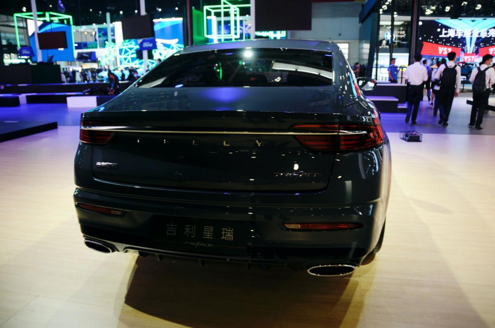 Đuôi xe Geely có một thanh crôm dài nối liền hai cụm đèn hậu, phía dưới là hai đầu ông pô khá lớn