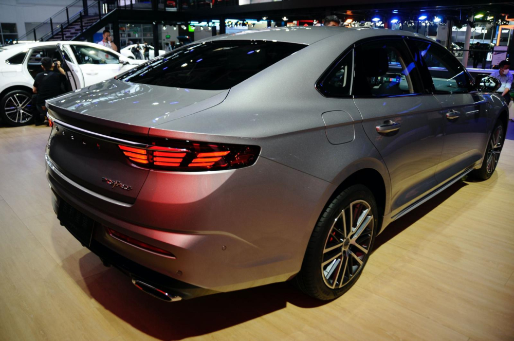 Phía sau của Geely Xing Rui trông trơn mượt, gọn gàng