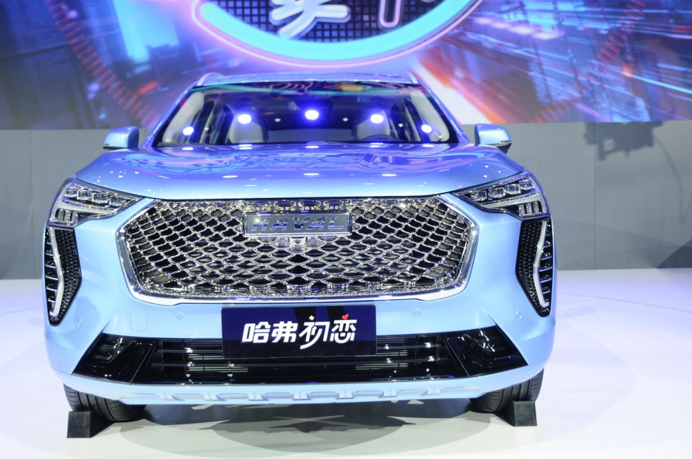Đầu xe trông rất ấn tượng với lưới tản nhiệt lớn, hốc gió nổi bật và hai cụm đèn bắt mắt