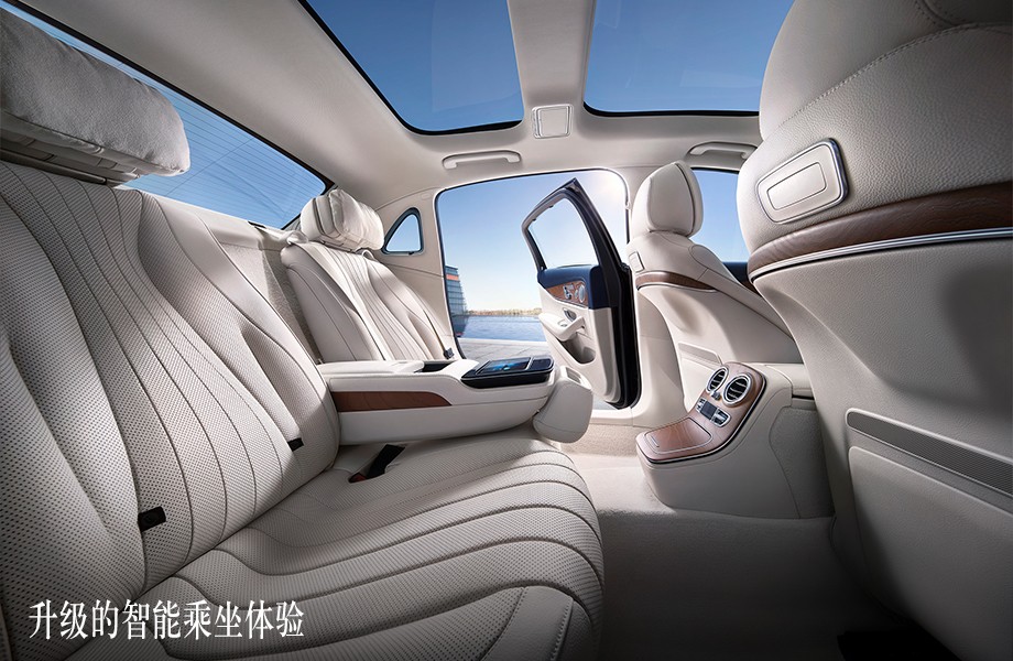 Hàng ghế sau của Mercedes-Benz E-Class L 2021